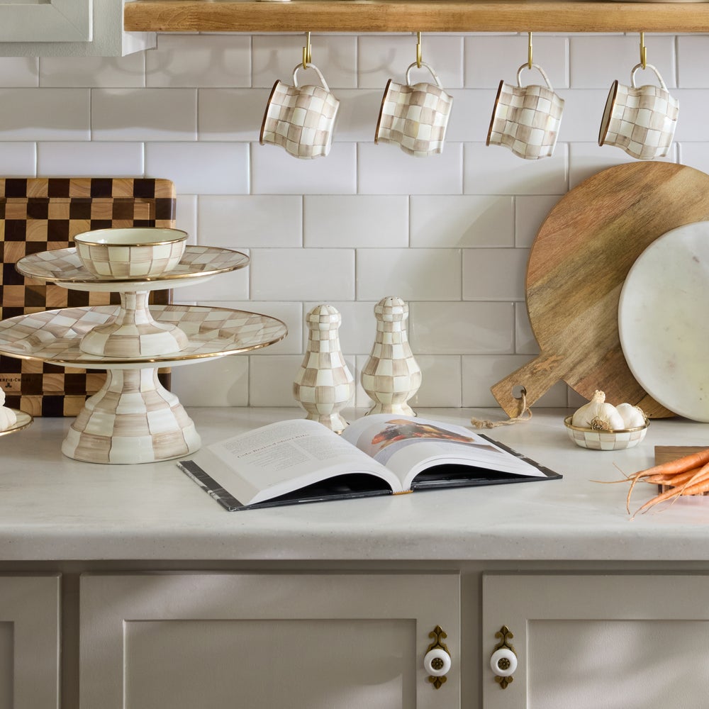 enamel-salt-pepper-shakers_1